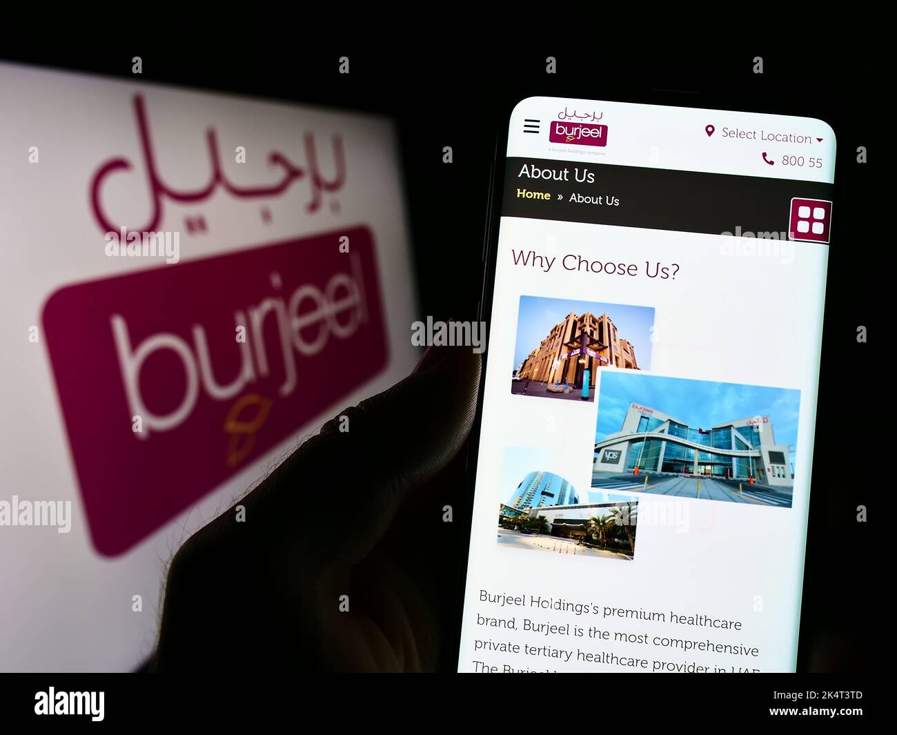 Personne tenant un smartphone avec le site web de l'opérateur de l'hôpital Emirati Burjeel sur l'écran devant le logo. Concentrez-vous sur le centre de l'écran du téléphone. Banque D'Images