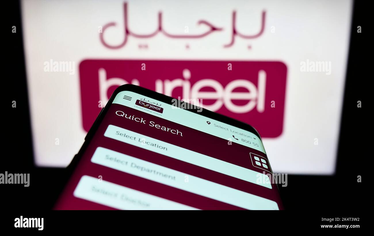 Téléphone mobile avec la page web de l'opérateur de l'hôpital Emirati Burjeel à l'écran devant le logo de la société d'affaires. Faites la mise au point dans le coin supérieur gauche de l'écran du téléphone. Banque D'Images