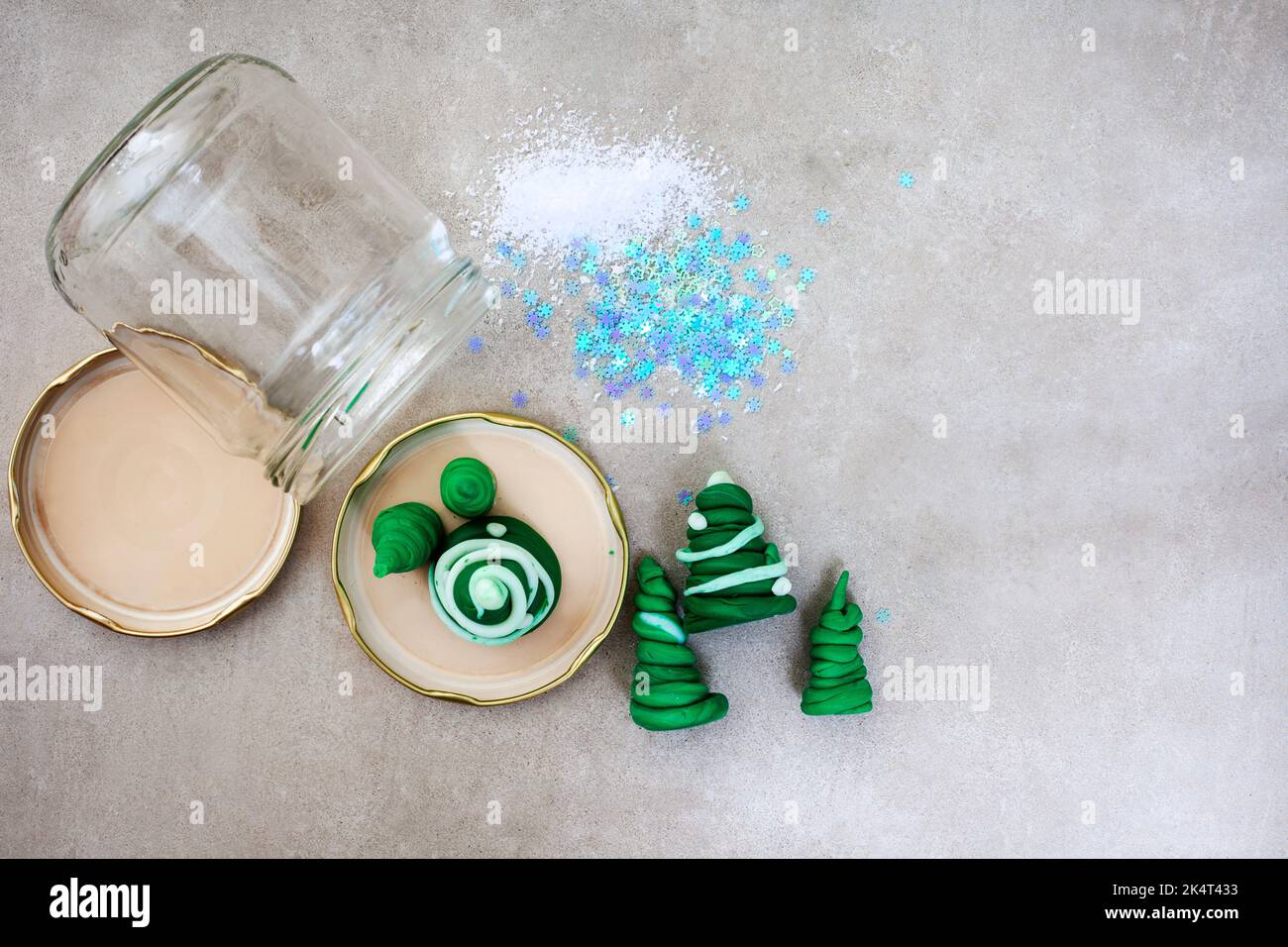 Activités de Noël pour enfants. Boule à neige faite maison en pot vide