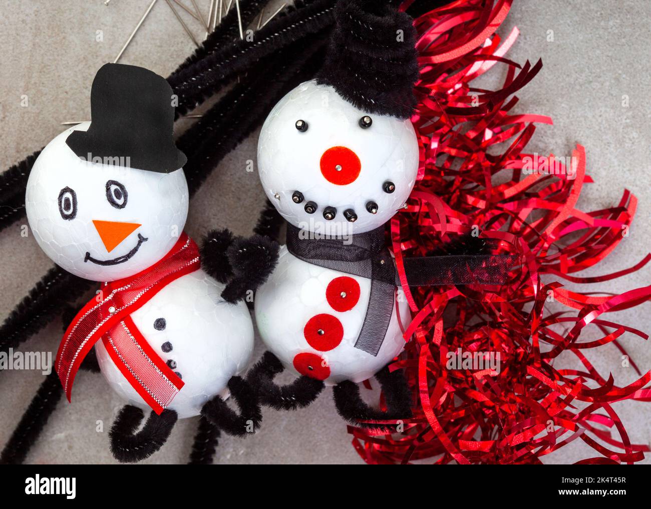 Enfants métiers de Noël de bonhomme de neige et ornements de couronne avec polystyrène, ficelle, décapants de tuyaux et plus encore. Banque D'Images