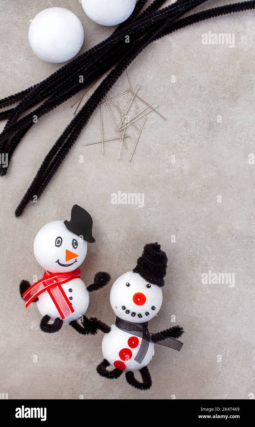 Enfants métiers de Noël de bonhomme de neige et ornements de couronne avec polystyrène, ficelle, décapants de tuyaux et plus encore. Banque D'Images