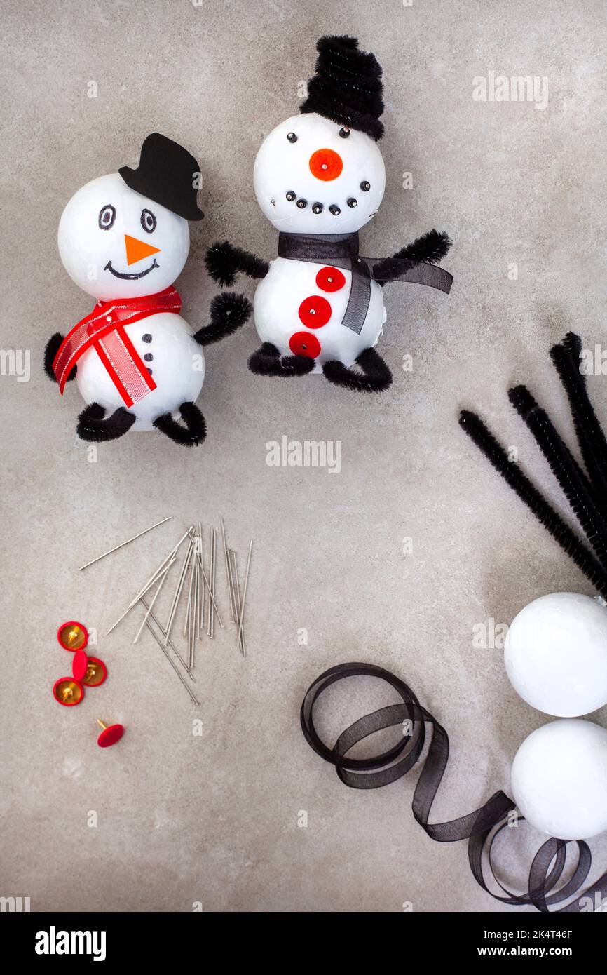 Enfants métiers de Noël de bonhomme de neige et ornements de couronne avec polystyrène, ficelle, décapants de tuyaux et plus encore. Banque D'Images