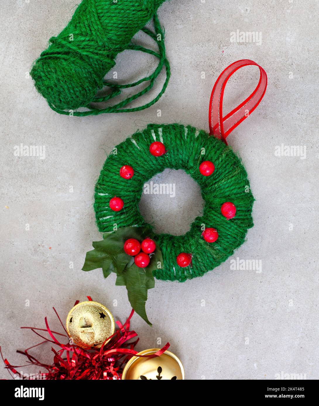 Enfants métiers de Noël de bonhomme de neige et ornements de couronne avec polystyrène, ficelle, décapants de tuyaux et plus encore. Banque D'Images