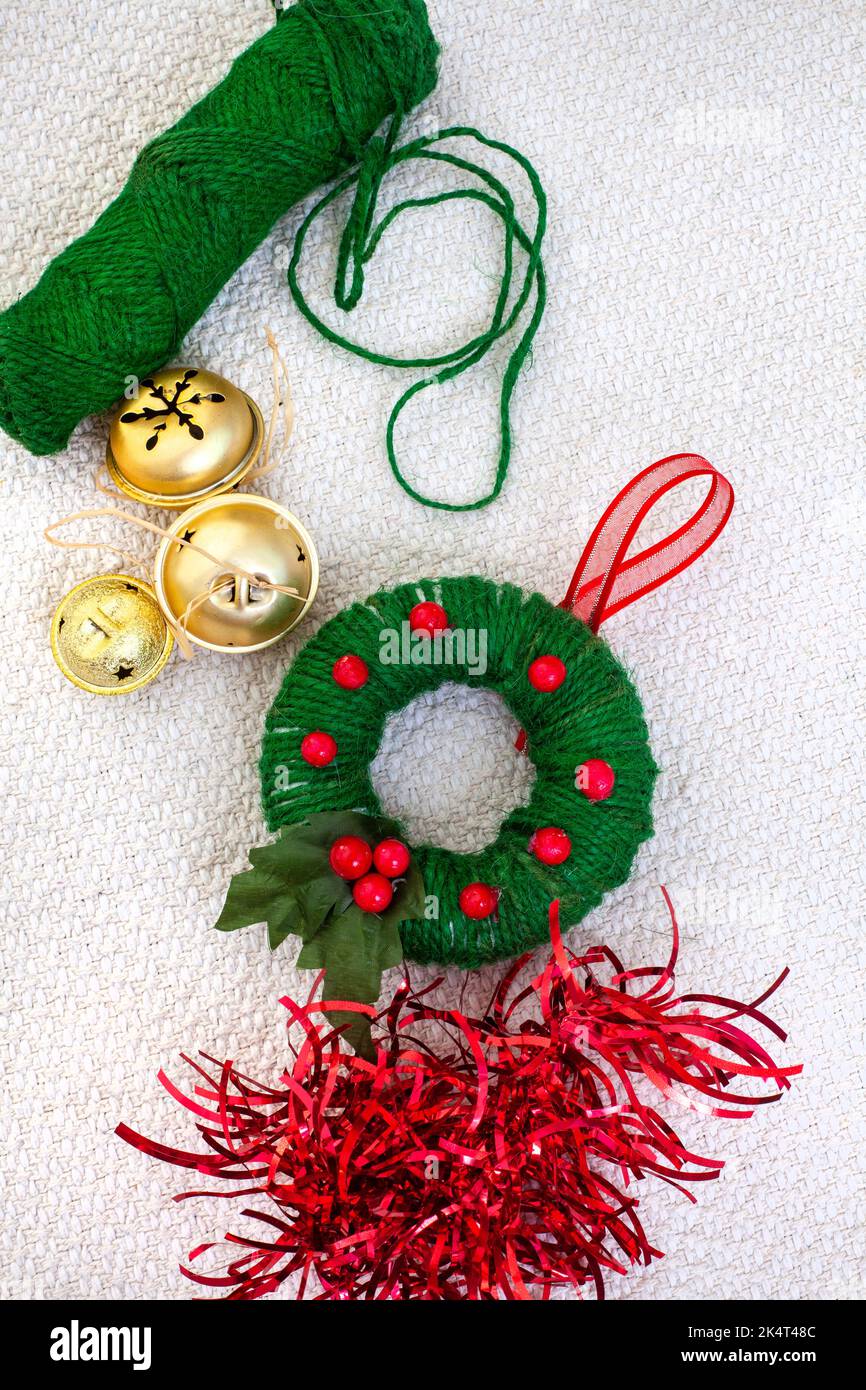 Enfants métiers de Noël de bonhomme de neige et ornements de couronne avec polystyrène, ficelle, décapants de tuyaux et plus encore. Banque D'Images