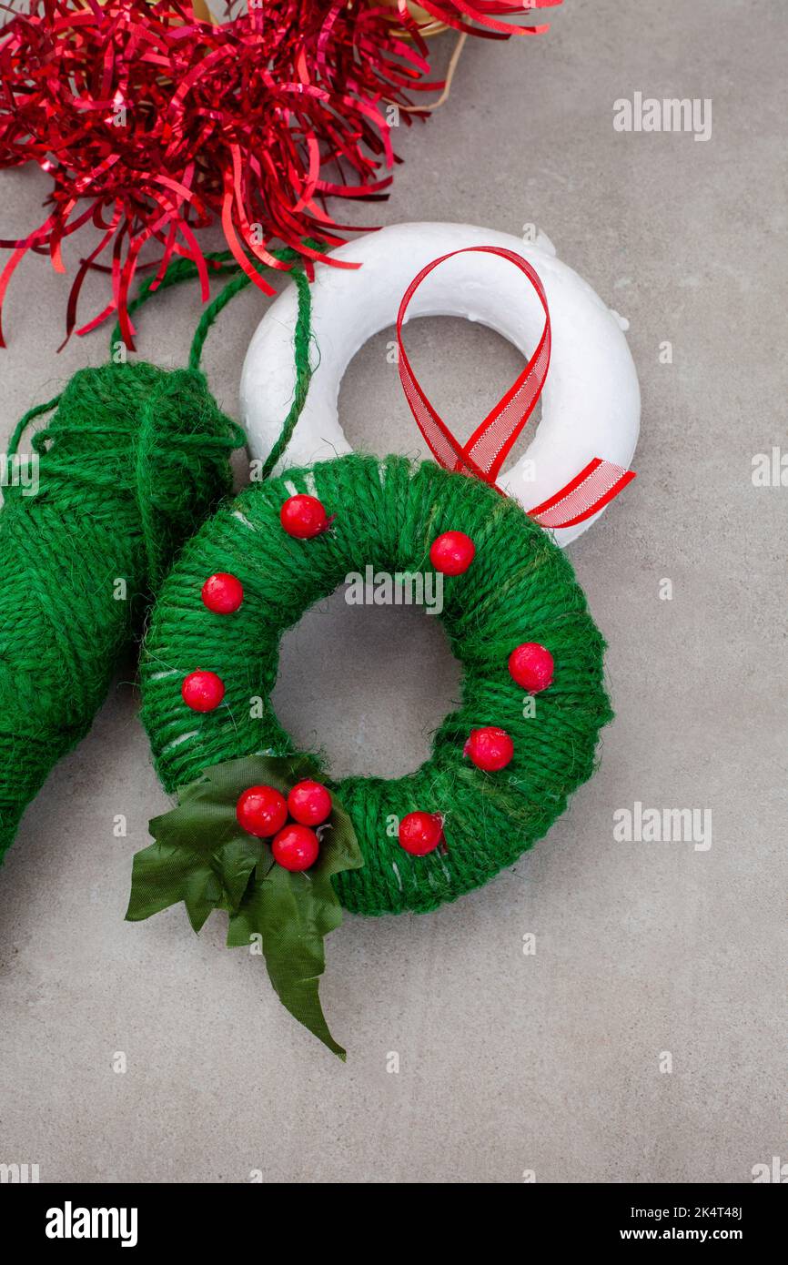 Enfants métiers de Noël de bonhomme de neige et ornements de couronne avec polystyrène, ficelle, décapants de tuyaux et plus encore. Banque D'Images