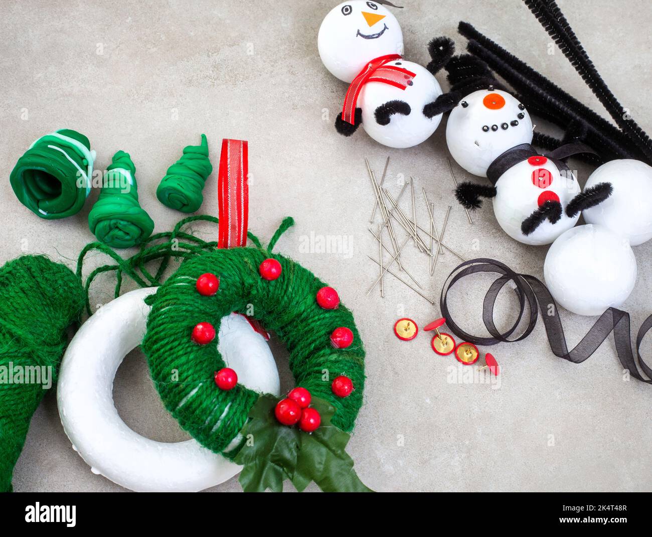 Enfants métiers de Noël de bonhomme de neige et ornements de couronne avec polystyrène, ficelle, décapants de tuyaux et plus encore. Banque D'Images