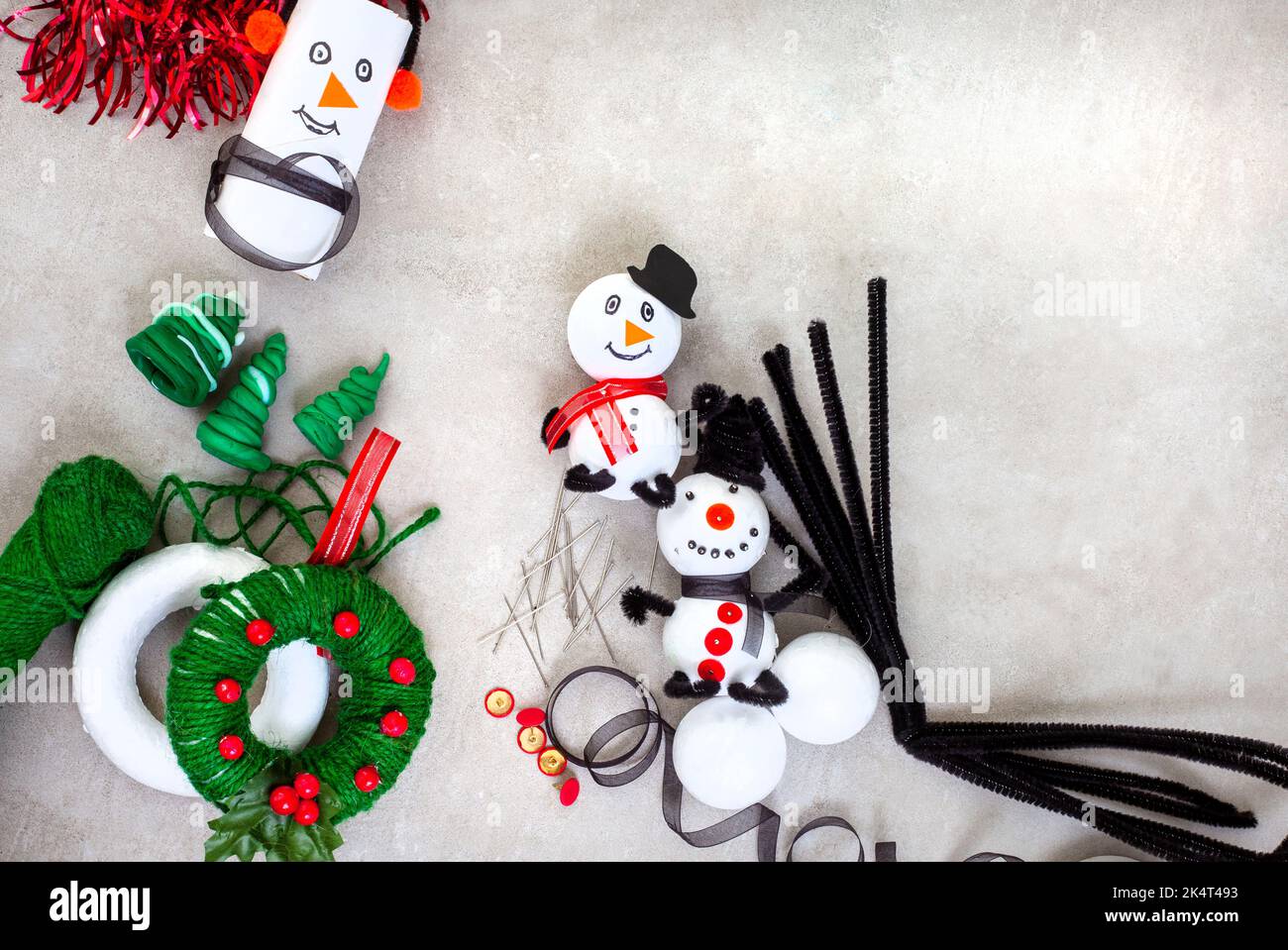 Enfants métiers de Noël de bonhomme de neige et ornements de couronne avec polystyrène, ficelle, décapants de tuyaux et plus encore. Banque D'Images