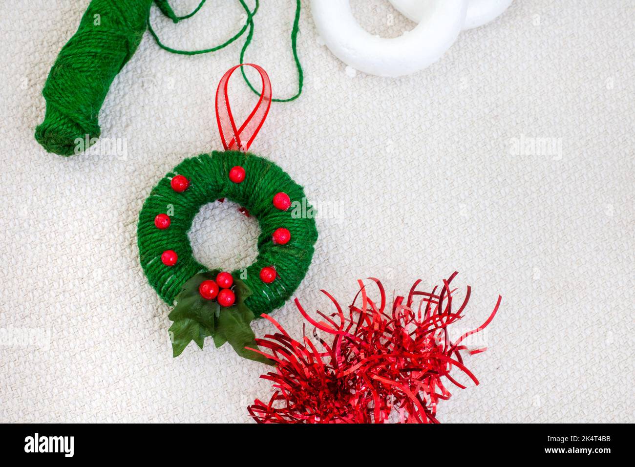 Enfants métiers de Noël de bonhomme de neige et ornements de couronne avec polystyrène, ficelle, décapants de tuyaux et plus encore. Banque D'Images
