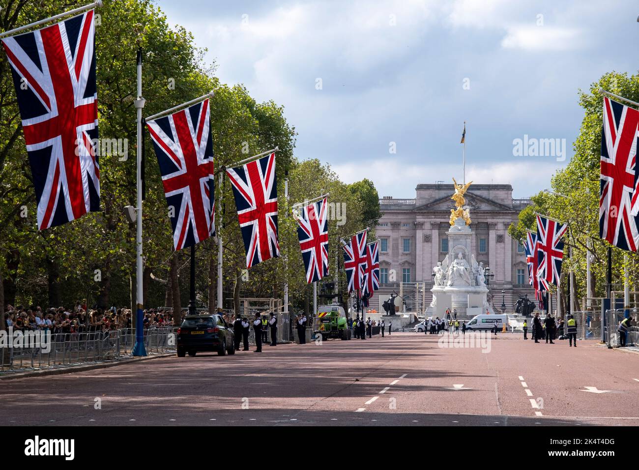 Drapeaux sur le Mall en direction du Palais de Buckingham à la suite de la mort de la reine Elizabeth II et de la proclamation du nouveau monarque le roi Charles III le 11th septembre 2022 à Londres, Royaume-Uni. Les membres du public et les adeptes de la culture se sont réunis à proximité du Palais de Buckingham dans leurs dizaines de milliers au cours des derniers jours pour découvrir l'atmosphère et l'histoire de la fabrication, pour payer leurs respects, amenant des fleurs à se poser dans divers endroits impromptus à proximité. Banque D'Images