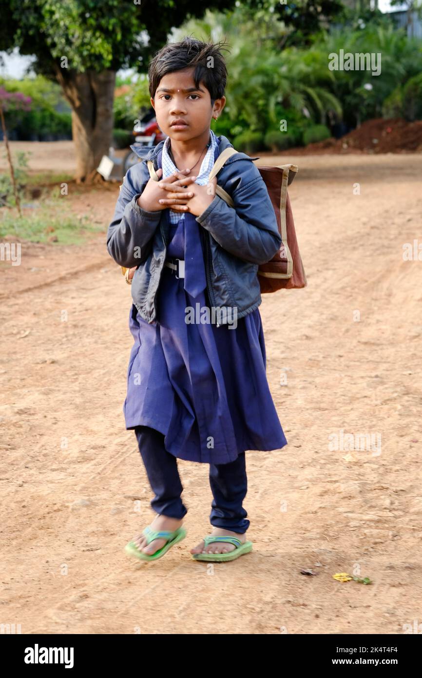 Pune, Inde - 21 septembre 2022, fille indienne non identifiée d'un village avec un sac d'école aller à l'école. Banque D'Images