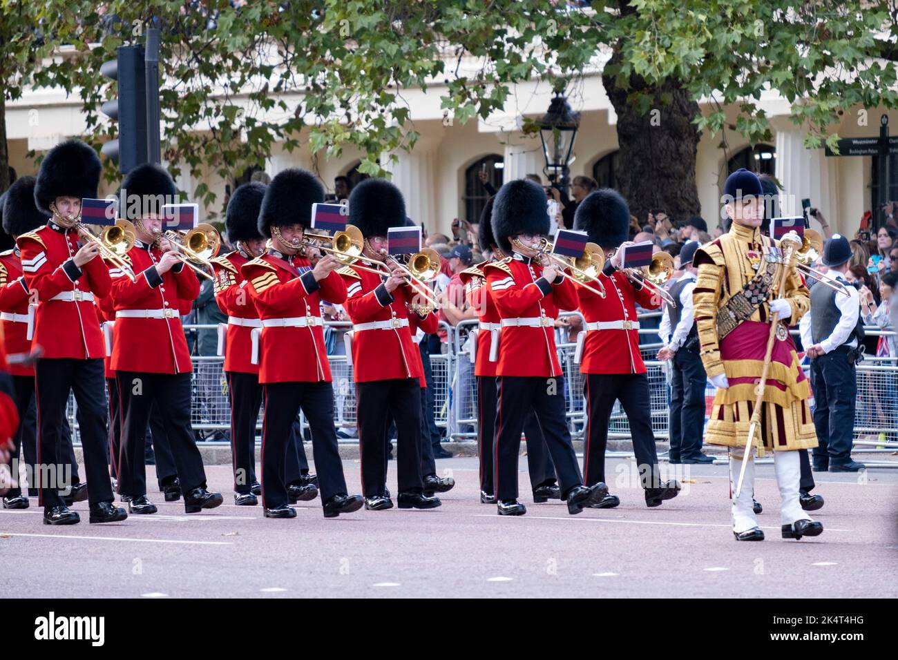 Groupe des Grenadier Guards pendant la procession du cercueil portant la reine Elizabeth II, qui passe de Buckingham Palace à Westminster Hall pour être couché dans l'État le 14th septembre 2022 à Londres, Royaume-Uni. Le cercueil, qui était couvert par la Royal Standard et la Couronne d'État, a été déplacé sur une charriot tiré par la troupe de Kings Royal Horse Artillery entourée de Grenadier Guards. Banque D'Images