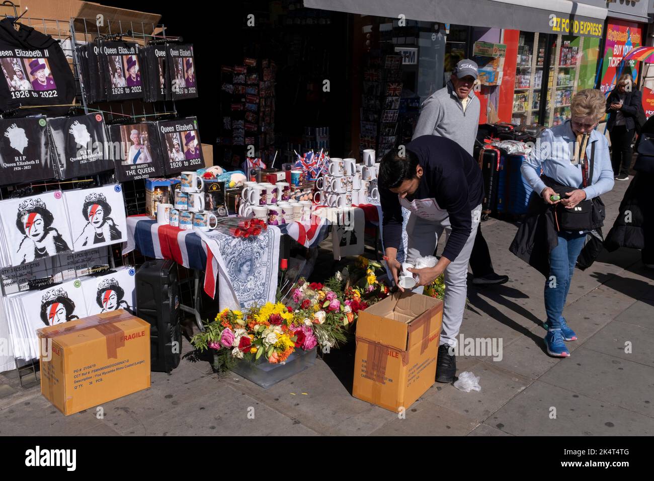 Image de la Reine, en référence à son décès, sur des souvenirs à vendre à une boutique de souvenirs sur le pont de Westminster après la mort de la reine Elizabeth II le 17th septembre 2022 à Londres, Royaume-Uni. Le visage de la Reine aujourd'hui décédée sera une image durable pour les siècles à venir, et sans aucun doute restera vendable sur de tels articles. Banque D'Images