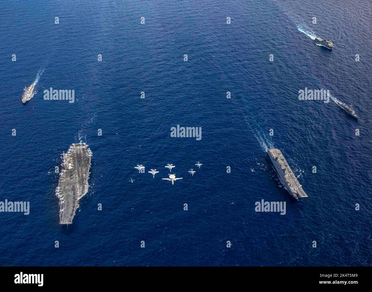 Mer Ionienne. 27th septembre 2022. Le porte-avions de la classe Nimitz USS George H.W. Bush (CVN 77) et le destroyer de missiles guidés de classe Arleigh Burke USS Truxtun (DDG 103) naviguent en formation aux côtés des navires de la Marine espagnole ESPS Juan Carlos I (LHD 61), ESPS Navarra (F 85), Et ESP Castilla (L 52) comme Carrier Air Wing (CVW) 7 et les harriers espagnols effectuent un survol pendant les opérations combinées dans la mer Ionienne, le 27 septembre 2022. Carrier Air Wing (CVW) 7 est la composante aérienne et de grève offensive de la CSG-10 et de la GHBWCSG. Les escadrons de CVW-7 sont le Strike Fighter Squadron (VFA) 143, VFA-103, VFO-86, Banque D'Images