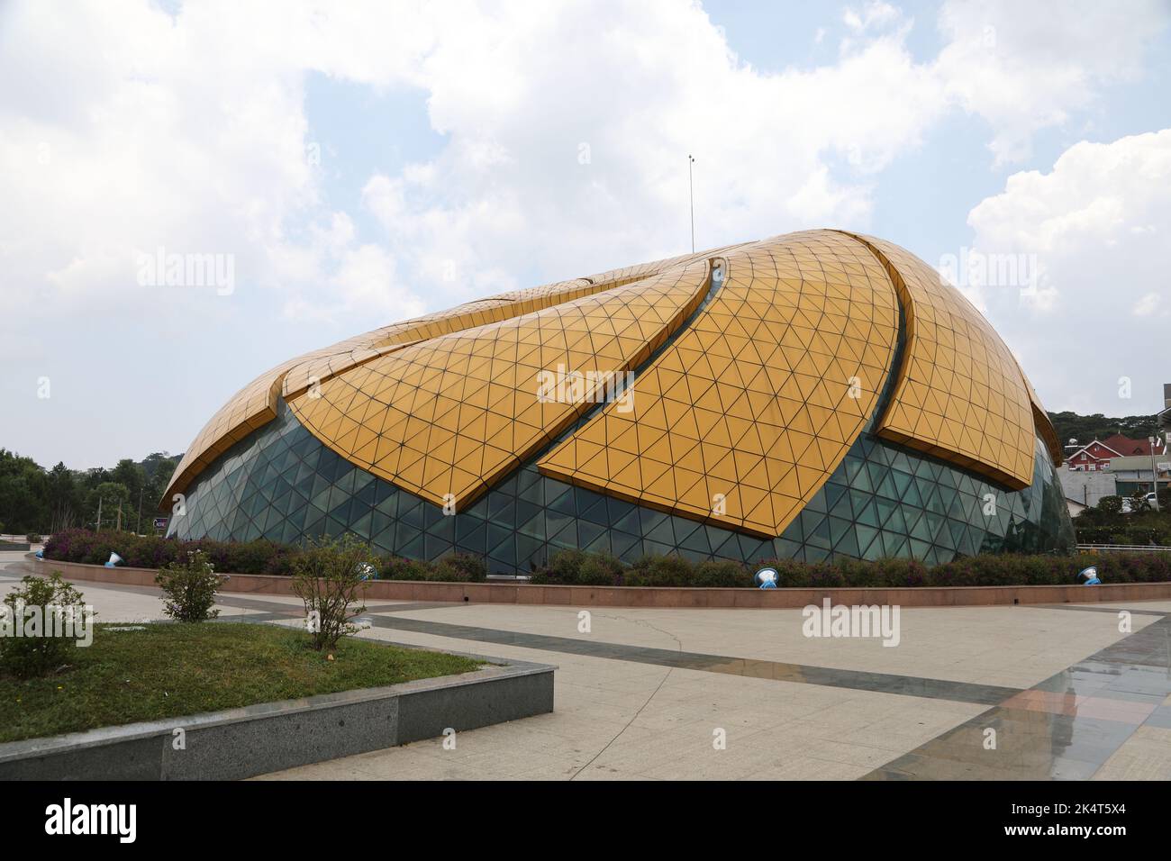 L'architecture du tournesol sauvage géant, située sur la place Lam Vien, est l'un des points forts de Dalat, fréquemment visité par les vacanciers. Banque D'Images