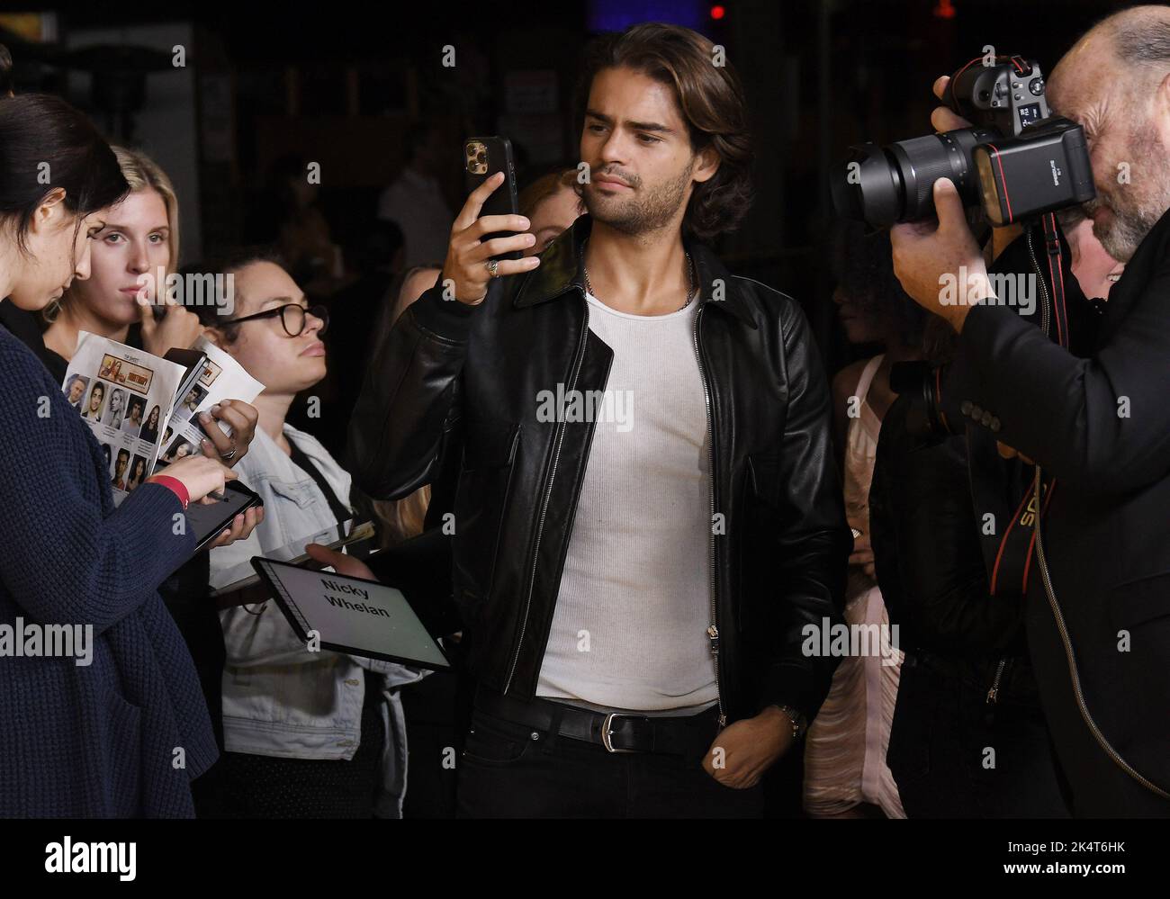 Los Angeles, États-Unis. 03rd octobre 2022. Renan Pacheco à la première de la série originale d'Apple TV SHANTRAM tenue au théâtre Regency Bruin à Westwood, CA, lundi, ?3 octobre 2022. (Photo par Sthanlee B. Mirador/Sipa USA) crédit: SIPA USA/Alay Live News Banque D'Images