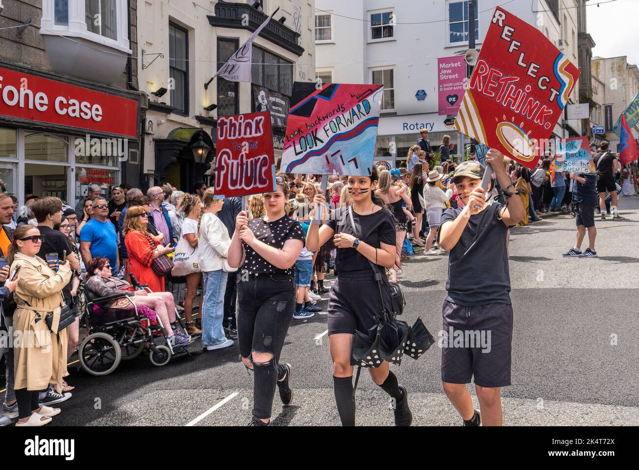 Des étudiants de l'Académie de Mounts Bay portant des pancartes dans le cadre des célébrations du défilé de la Journée Mazey dans le cadre du festival Golowan à Penzance, dans Cornwall, dans le Banque D'Images