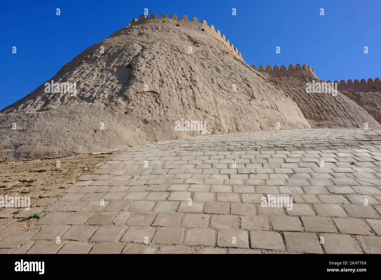 Khiva Ouzbékistan les immenses murailles de la ville entourant la citadelle médiévale fortifiée d'Ichon Qala vu en août 2022 Banque D'Images