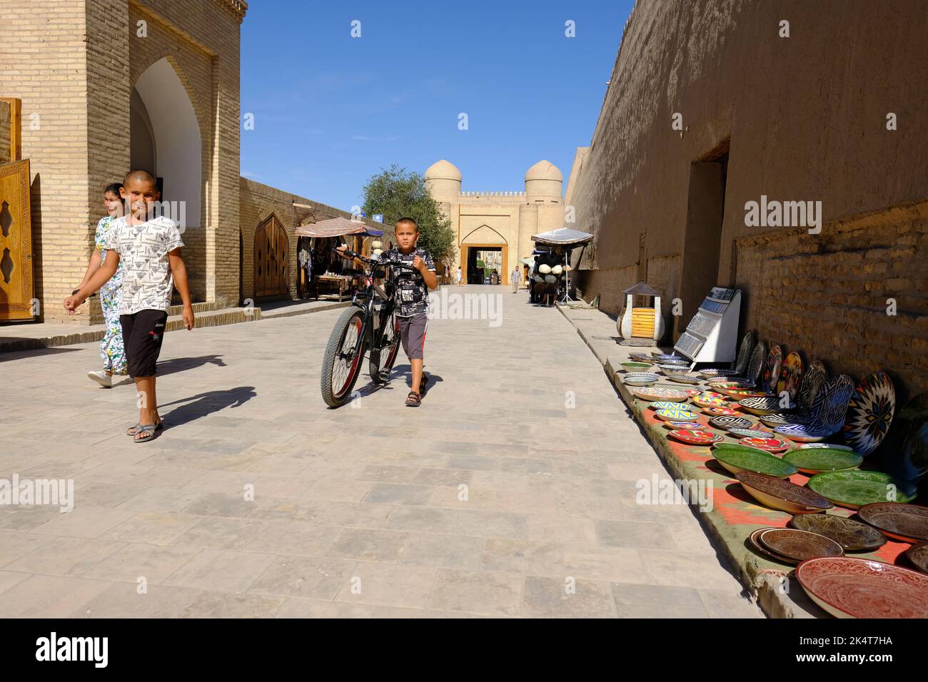 Khiva Ouzbékistan - les jeunes garçons se promènent dans l'ancienne ville d'Ichon Qala en août 2022 Banque D'Images