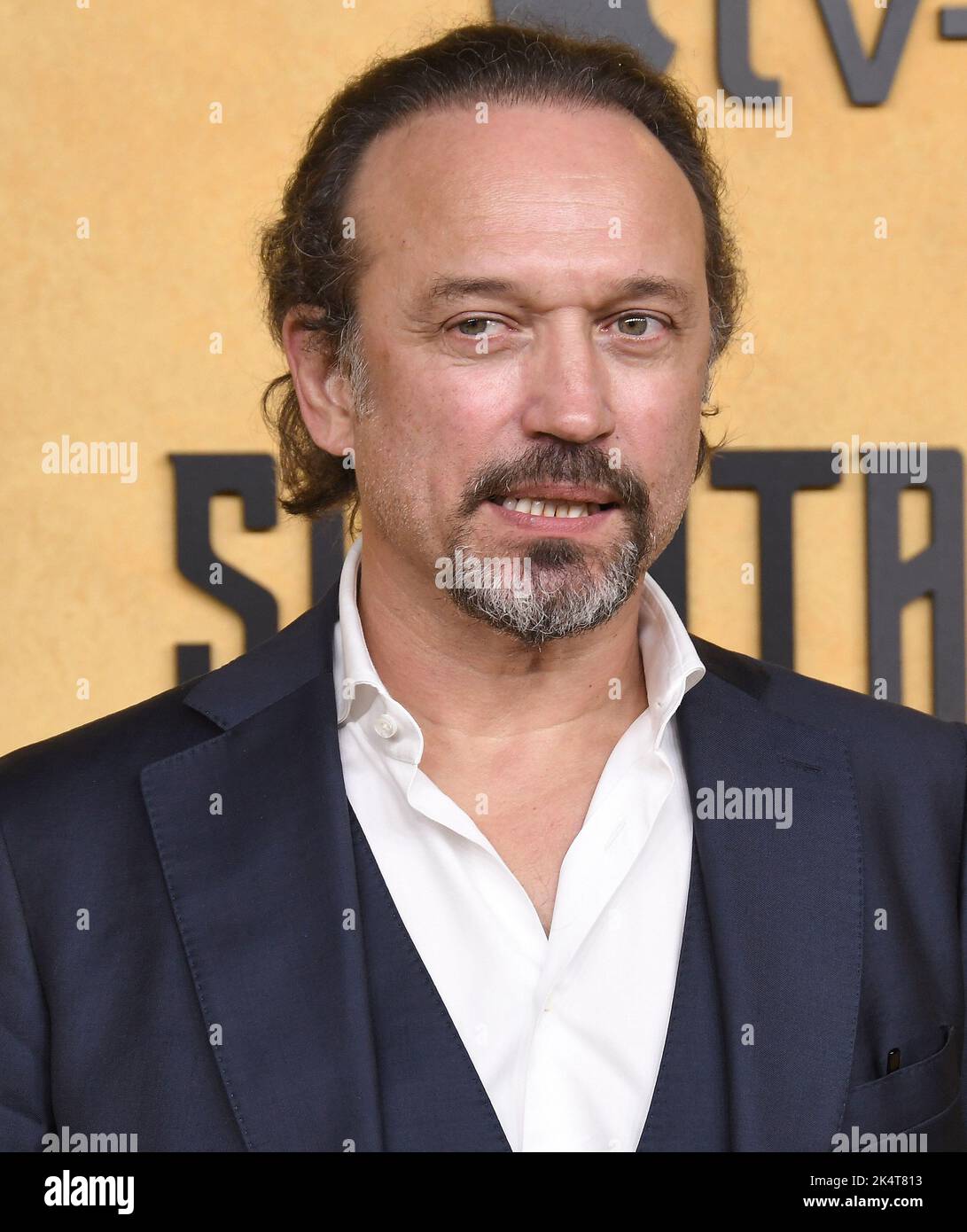 Los Angeles, États-Unis. 03rd octobre 2022. Vincent Perez arrive à la première SHANTRAM de la série originale d'Apple TV qui s'est tenue au théâtre Regency Bruin à Westwood, CA, lundi, ?3 octobre 2022. (Photo par Sthanlee B. Mirador/Sipa USA) crédit: SIPA USA/Alay Live News Banque D'Images