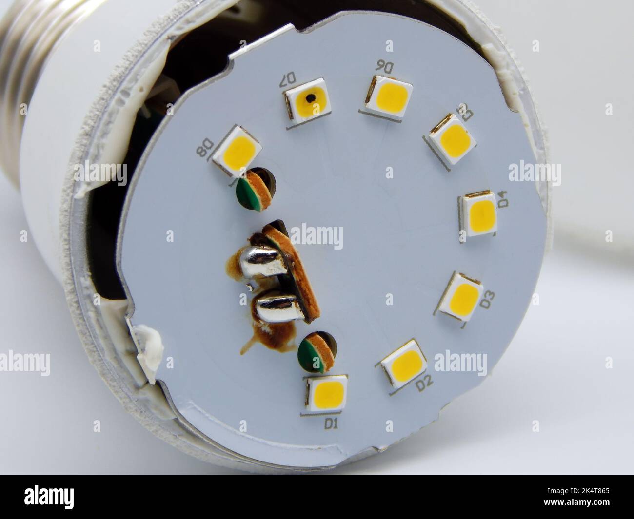 LED grillée dans la lampe. Gros plan. Sur fond blanc. Banque D'Images