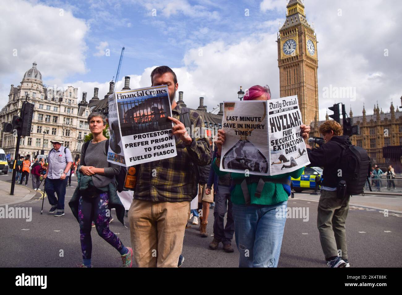 Londres, Royaume-Uni. 3rd octobre 2022. Il suffit d'arrêter les manifestants du pétrole pour lire des faux journaux sur la place du Parlement. Cette manifestation s'inscrit dans le cadre d'une série de manifestations qui se déroulent tous les jours à Westminster. Le groupe d'action sur le climat demande la fin des combustibles fossiles et le passage aux énergies renouvelables. Credit: Vuk Valcic/Alamy Live News Banque D'Images