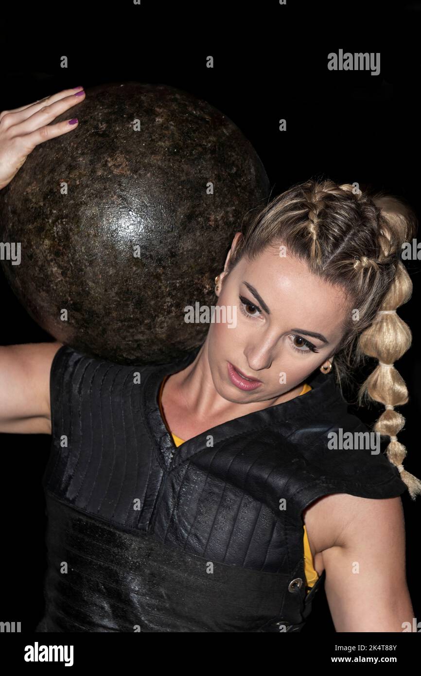 Pays Basque levée de pierre concept de sport rural . femme du pays basque pratiquant le sport rural de levée de pierre Banque D'Images