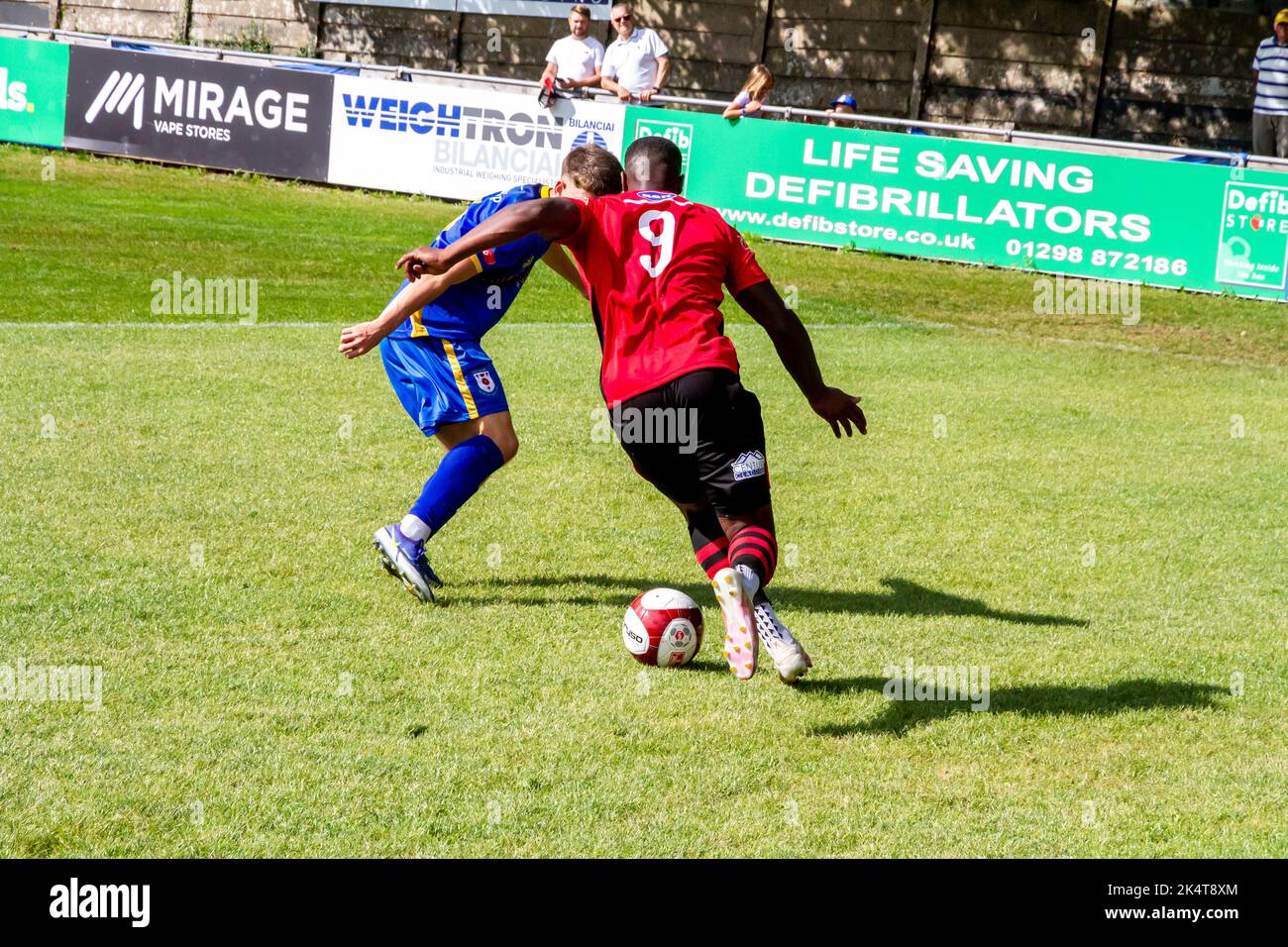 Le plus ancien club de football du Sheffield FC joue à Glossop North End lors de la première partie de la coupe FA 2022-23. Banque D'Images