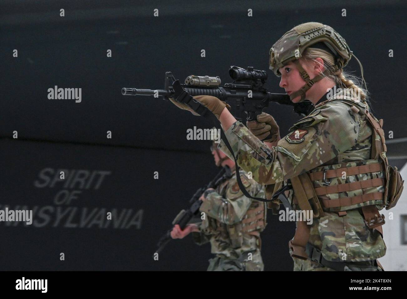 Base aérienne de Whiteman, Missouri, États-Unis. 21st septembre 2022. US Air Force Airman 1st Class Samantha Karnes, membre de l'équipe d'intervention de sécurité de l'escadron 509th des forces de sécurité, sécurise le périmètre autour d'un bombardier furtif B-2 Spirit à la base aérienne de Whiteman, Missouri, le 21 septembre 2022. Les aviateurs de l'escadron 509th des forces de sécurité ont réussi à repousser les assaillants simulés pendant l'entraînement de préparation pour se préparer aux menaces réelles sur le terrain. Crédit : U.S. National Guard/ZUMA Press Wire Service/ZUMAPRESS.com/Alamy Live News Banque D'Images