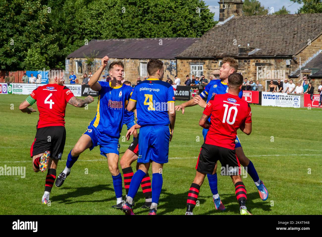 Le plus ancien club de football du Sheffield FC joue à Glossop North End lors de la première partie de la coupe FA 2022-23. Banque D'Images