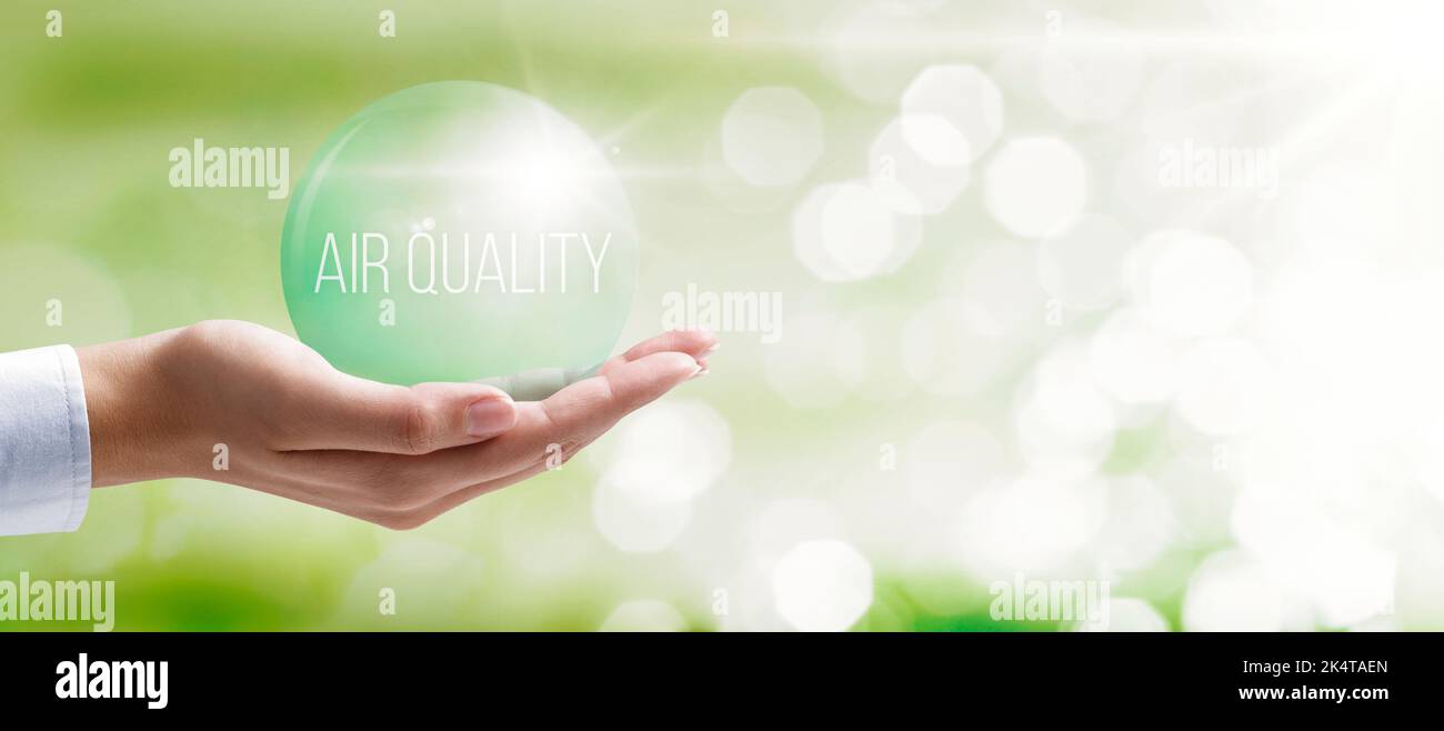 Main tenant une bulle d'air propre : contrôle de l'indice de qualité de l'air Banque D'Images