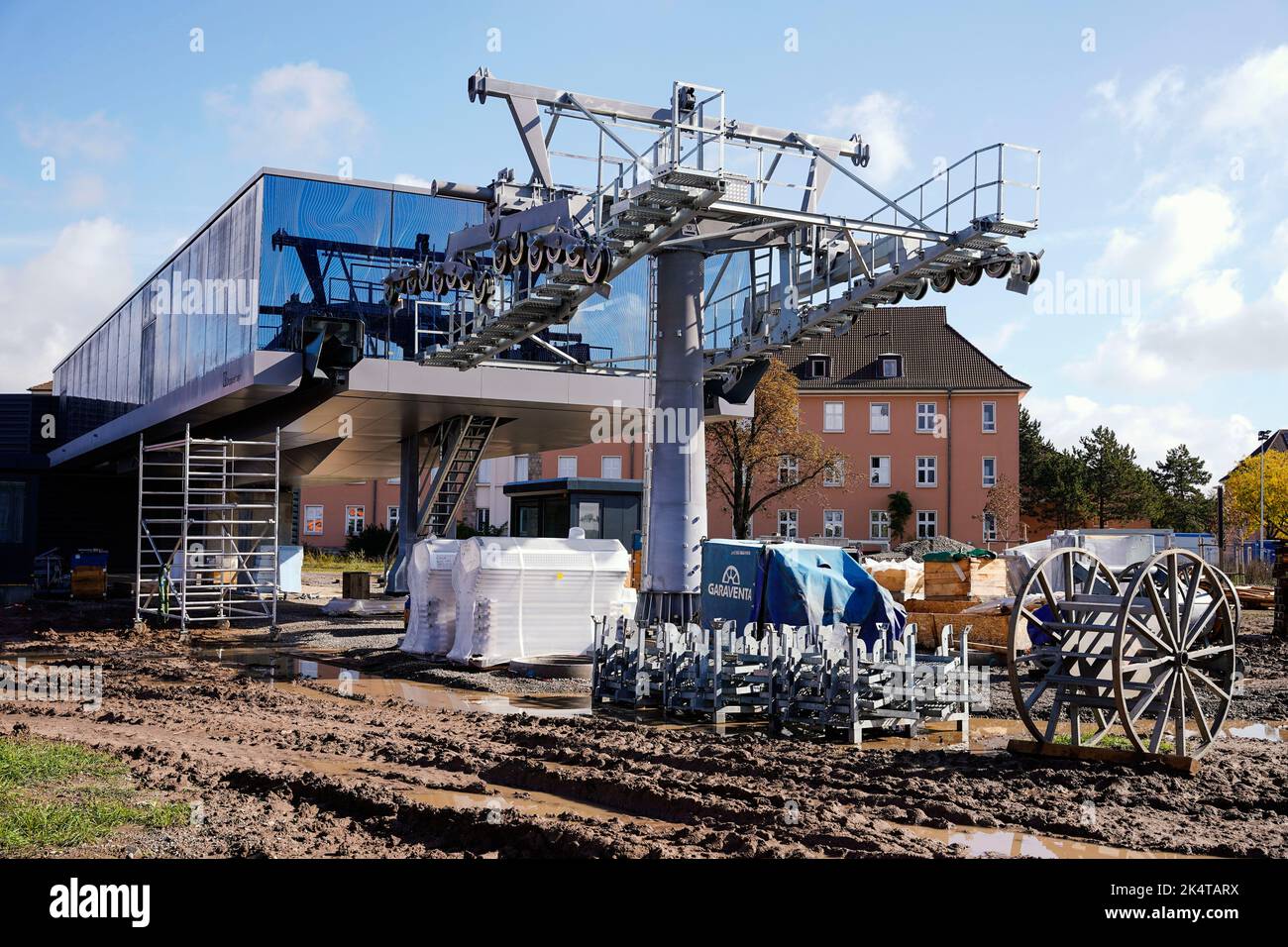Mannheim, Allemagne. 03rd octobre 2022. Une station de téléphérique en construction se trouve sur le site du Federal Garden Show. Le nouveau 'marco Polo' livre 'Wohin geht die Reise? - Les meilleures destinations pour 2023' recommande Mannheim comme destination pour l'année à venir, en partie à cause du salon fédéral du jardin qui aura lieu l'année prochaine. Credit: Uwe Anspach/dpa/Alamy Live News Banque D'Images