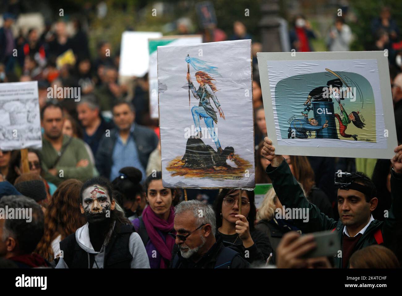 Des manifestants assistent à une manifestation en solidarité avec la femme iranienne kurde Mahsa Amini lors d'une manifestation sur 2 octobre 2022 sur la place de la République à Paris, après sa mort en Iran. Amini, 22 ans, est morte en détention à 16 septembre 2022, trois jours après son arrestation par la célèbre police de moralité à Téhéran pour avoir prétendument enfreint le code vestimentaire strict de la république islamique pour les femmes. Photo de Farzaneh Khademian/ABACAPRESS.COM Banque D'Images