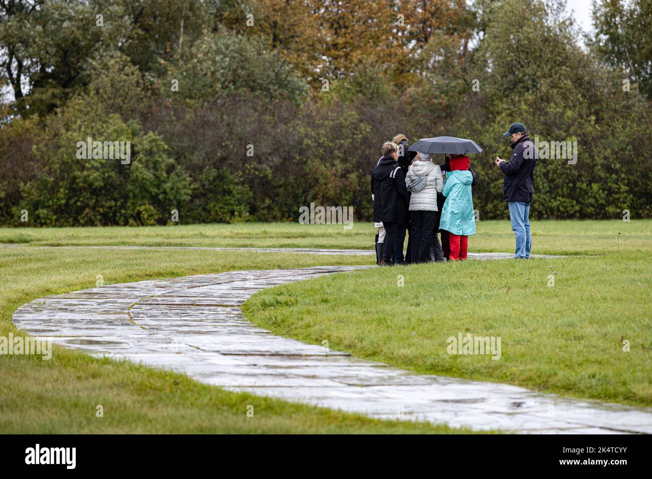 enfant avec parent debout dans le parc Banque D'Images