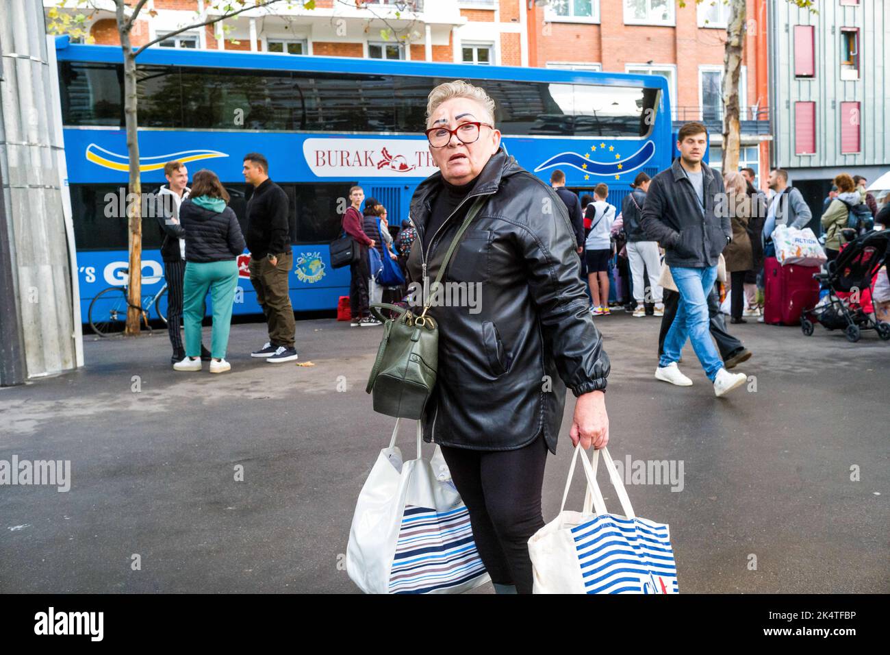 Les Ukrainiens attendent de prendre un bus pour rentrer chez eux avec la compagnie, Burak Travel au boulevard Vincent Auriol, départ de Paris à l'Ukraine, sur 02 octobre 2022. Photo de Patricia Huchot-Boissier/ABACAPRESS.COM Banque D'Images