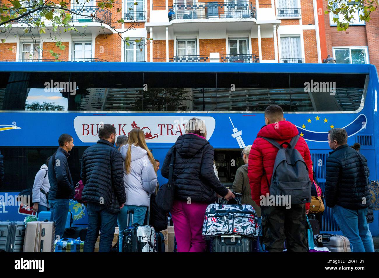 Les Ukrainiens attendent de prendre un bus pour rentrer chez eux avec la compagnie, Burak Travel au boulevard Vincent Auriol, départ de Paris à l'Ukraine, sur 02 octobre 2022. Photo de Patricia Huchot-Boissier/ABACAPRESS.COM Banque D'Images