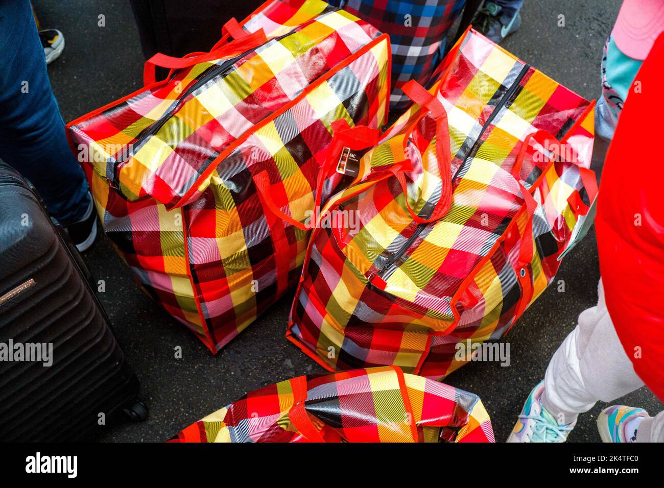 Les Ukrainiens attendent de prendre un bus pour rentrer chez eux avec la compagnie, Burak Travel au boulevard Vincent Auriol, départ de Paris à l'Ukraine, sur 02 octobre 2022. Photo de Patricia Huchot-Boissier/ABACAPRESS.COM Banque D'Images