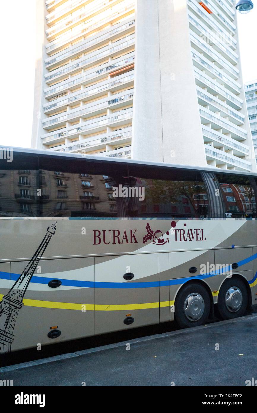 Les Ukrainiens attendent de prendre un bus pour rentrer chez eux avec la compagnie, Burak Travel au boulevard Vincent Auriol, départ de Paris à l'Ukraine, sur 02 octobre 2022. Photo de Patricia Huchot-Boissier/ABACAPRESS.COM Banque D'Images