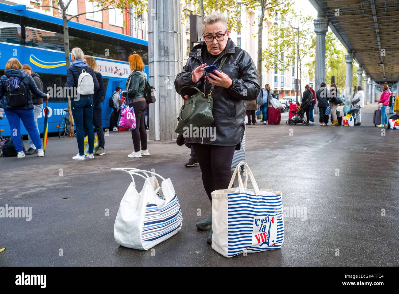Les Ukrainiens attendent de prendre un bus pour rentrer chez eux avec la compagnie, Burak Travel au boulevard Vincent Auriol, départ de Paris à l'Ukraine, sur 02 octobre 2022. Photo de Patricia Huchot-Boissier/ABACAPRESS.COM Banque D'Images