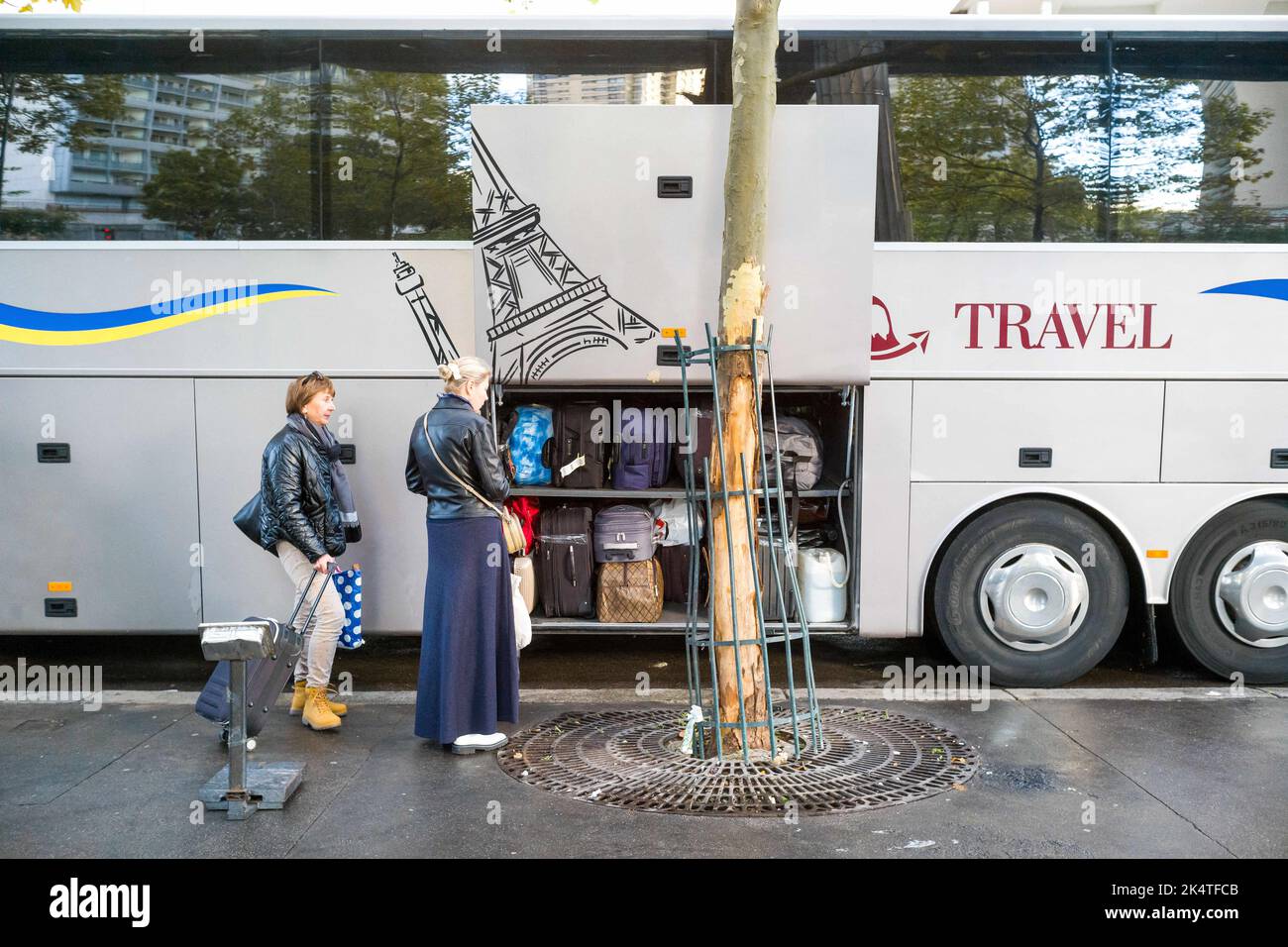 Les Ukrainiens attendent de prendre un bus pour rentrer chez eux avec la compagnie, Burak Travel au boulevard Vincent Auriol, départ de Paris à l'Ukraine, sur 02 octobre 2022. Photo de Patricia Huchot-Boissier/ABACAPRESS.COM Banque D'Images