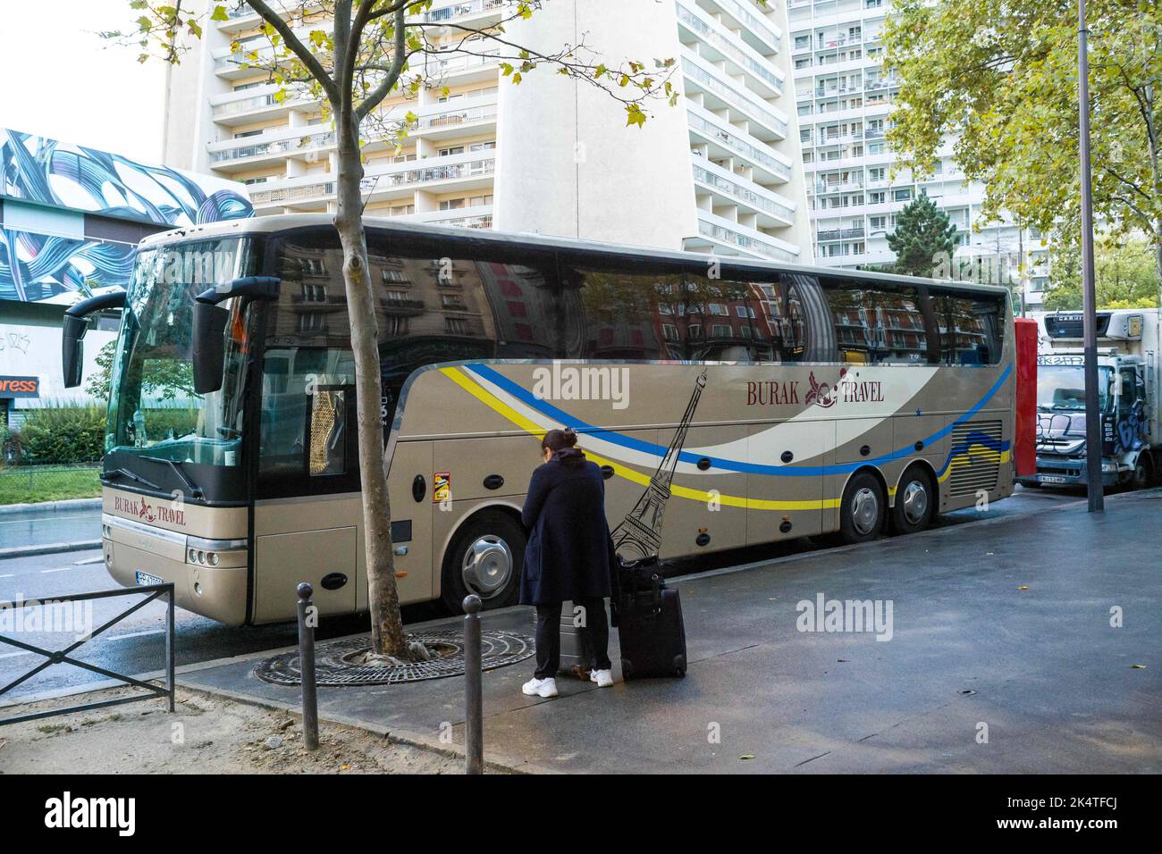 Les Ukrainiens attendent de prendre un bus pour rentrer chez eux avec la compagnie, Burak Travel au boulevard Vincent Auriol, départ de Paris à l'Ukraine, sur 02 octobre 2022. Photo de Patricia Huchot-Boissier/ABACAPRESS.COM Banque D'Images