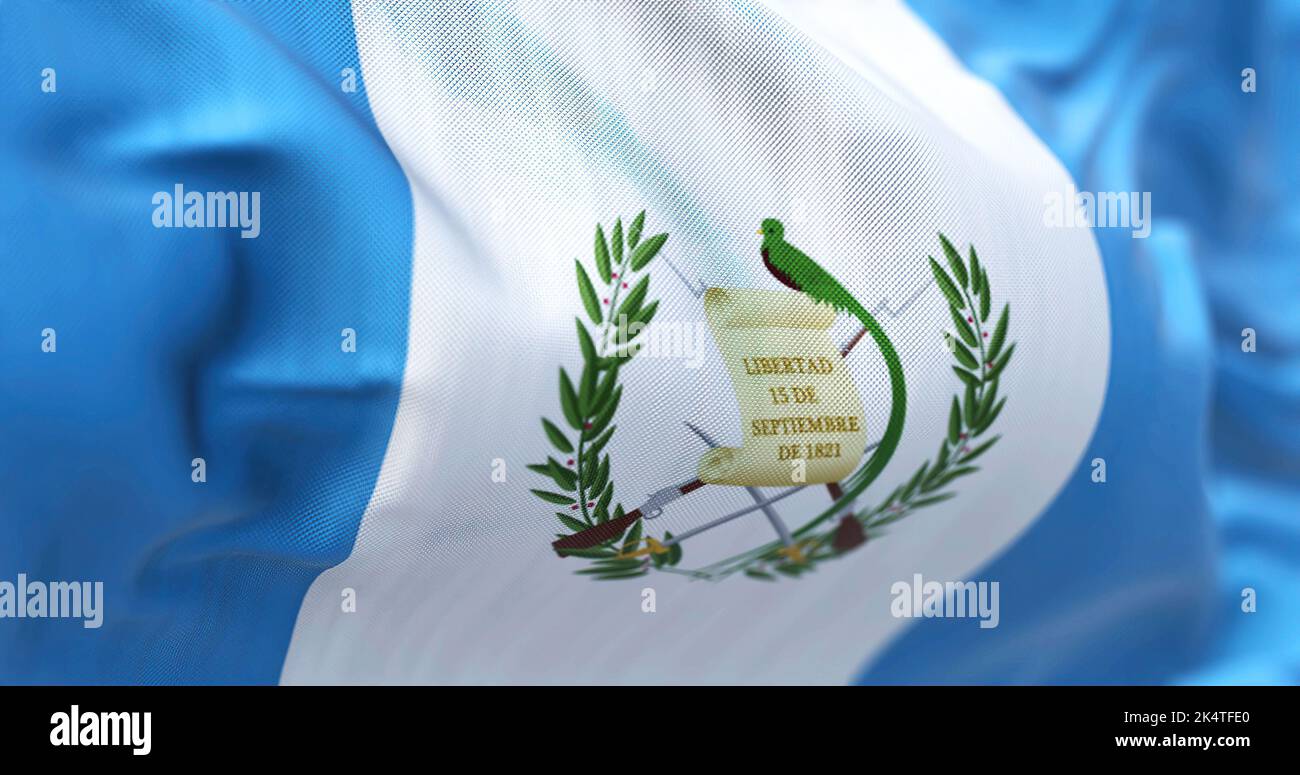 Vue rapprochée du drapeau national du Guatemala qui agite dans le vent. La République du Guatemala est un État d'Amérique centrale. Arrière-plan texturé en tissu. Banque D'Images