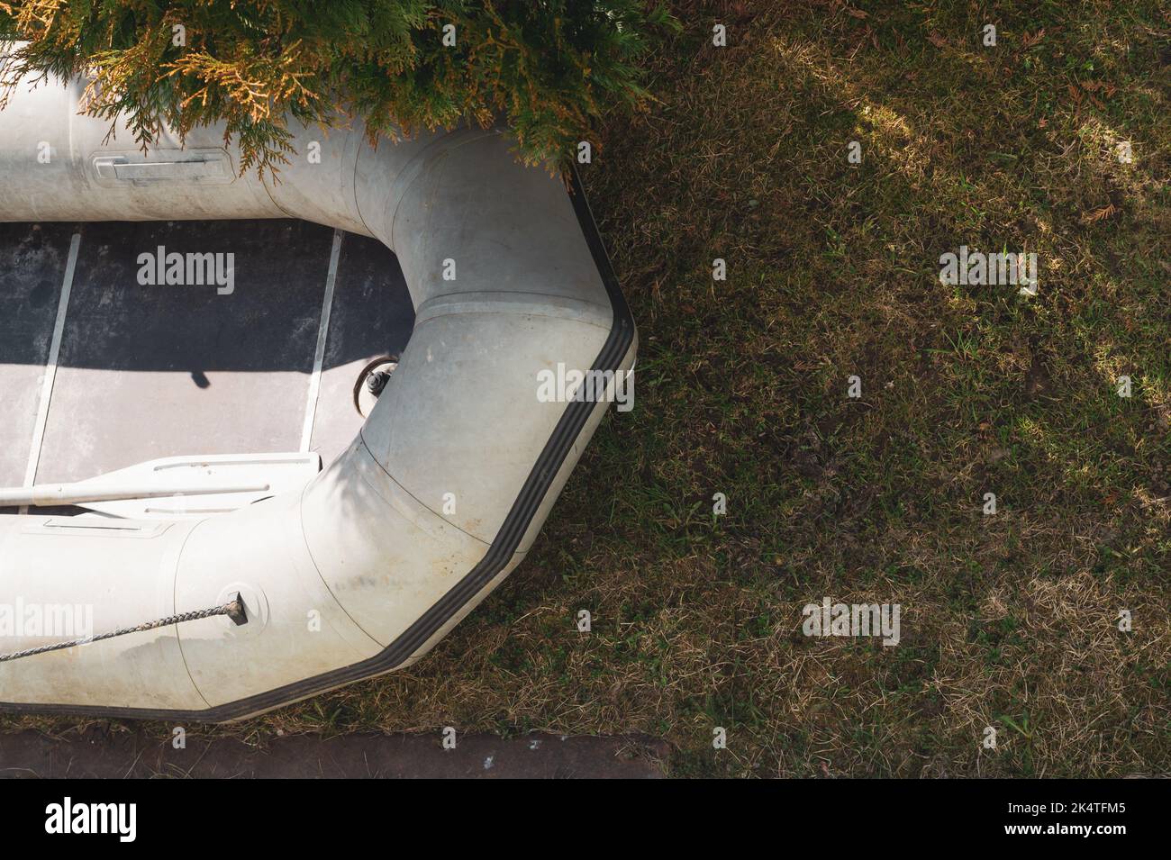 Bateau gonflable sur l'herbe verte Banque D'Images