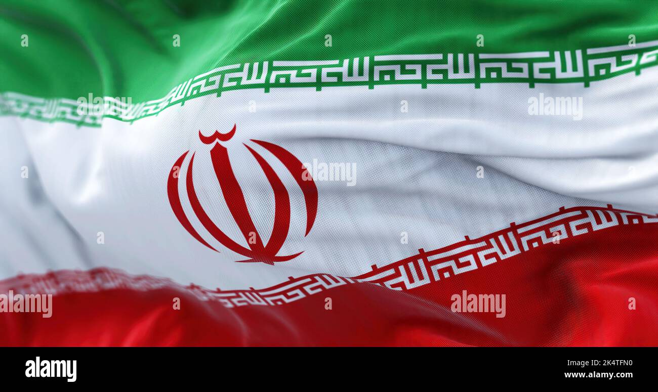 Vue rapprochée du drapeau national de l'Iran qui agite au vent. La République islamique d'Iran est un État d'Asie situé à l'extrémité orientale du Moyen-Orient Banque D'Images