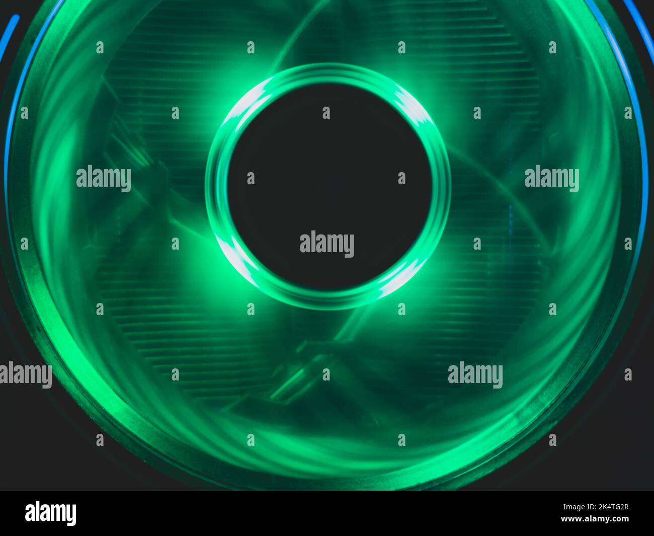 Ventilateur d'ordinateur avec lumière verte gros plan. Refroidisseur en action avec led. Concept de puissance en mouvement. Arrière-plan abstrait. Espace de copie rond au milieu Banque D'Images