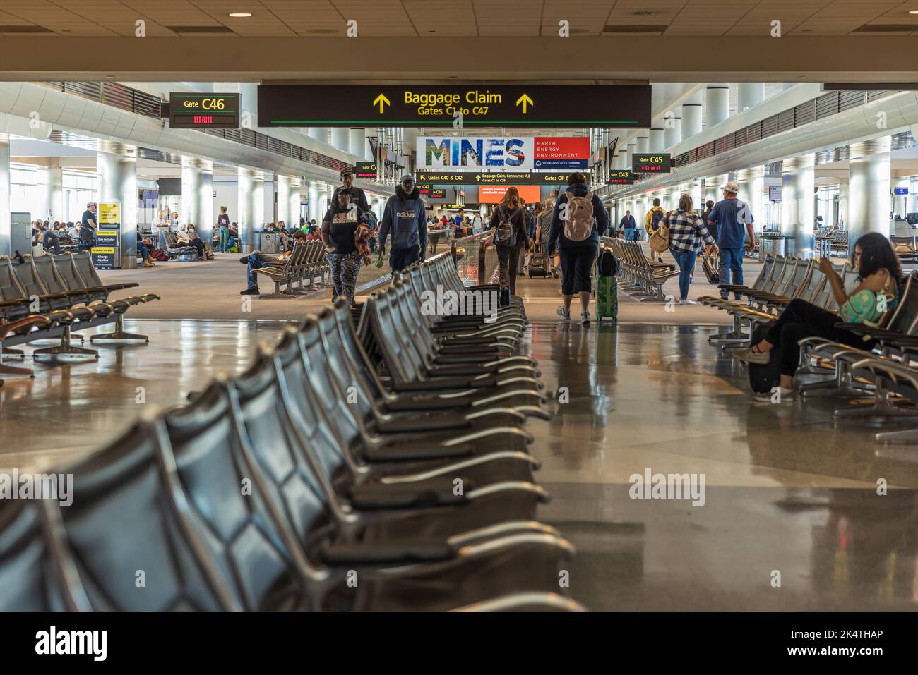 DENVER, COLORADO, 28 AOÛT 2022. À l'intérieur de l'aéroport international de Denver, avec des personnes au rez-de-chaussée à C-Gates. Banque D'Images