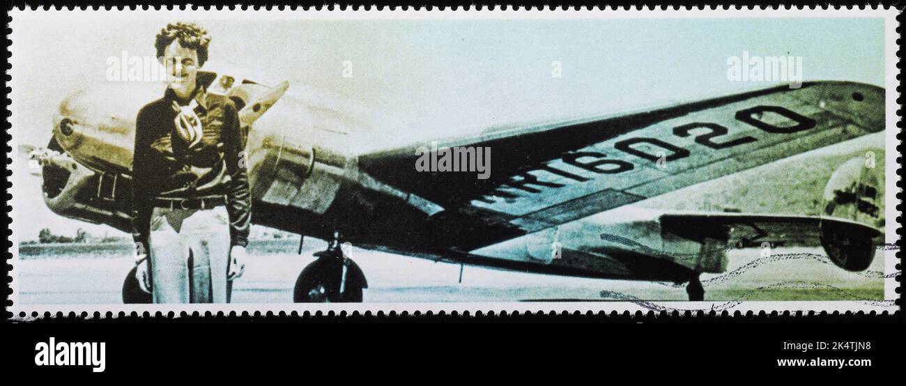 Amelia Earhart devant son avion Banque D'Images
