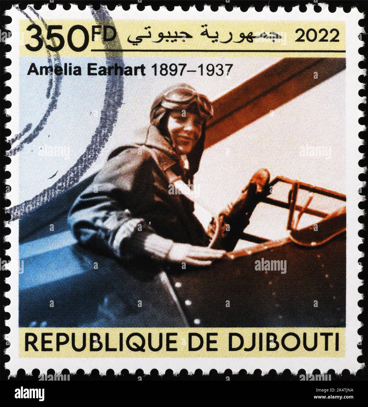 Amelia Earhart sur son avion sur le timbre africain Banque D'Images