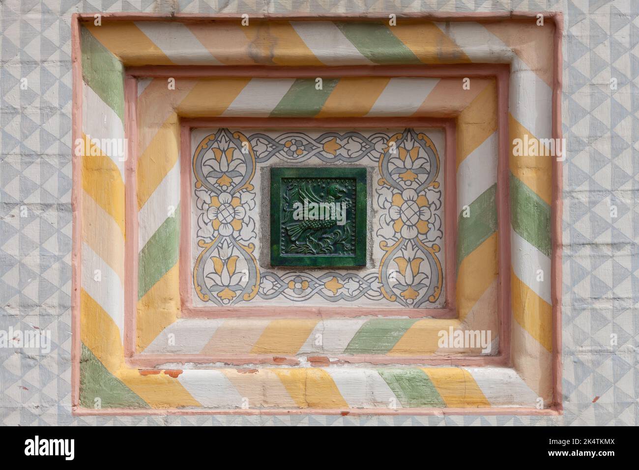Fragment d'une décoration décorative d'une église orthodoxe sous forme de carreaux de céramique représentant un oiseau de paradis. Banque D'Images