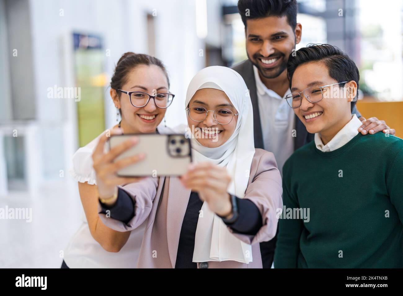 Groupe d'affaires multiethnique prenant un autoportrait au bureau Banque D'Images
