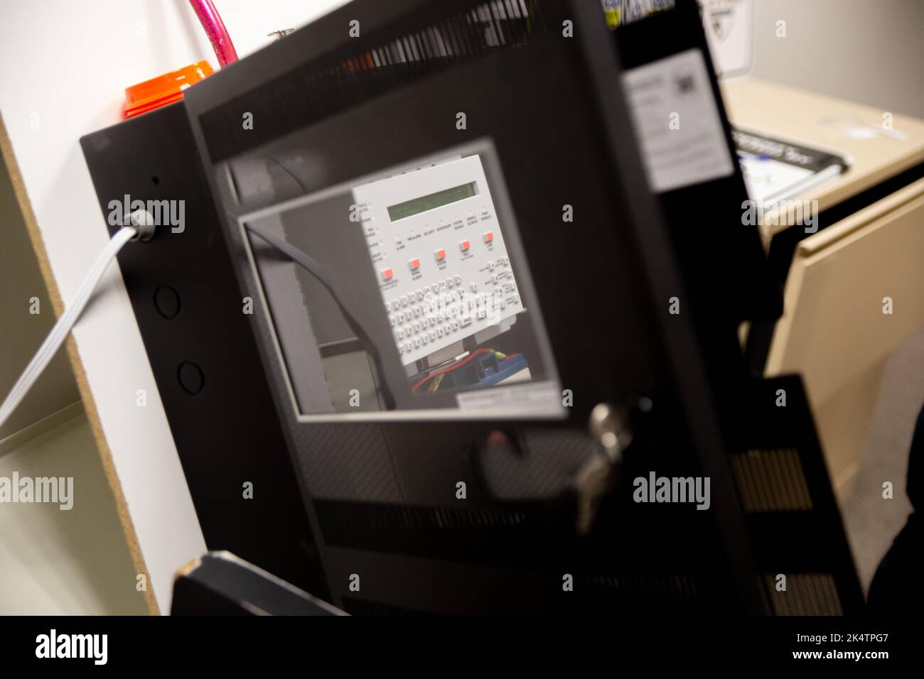 Alarme incendie et installation sprinkleur factice fixée à un mur blanc utilisé pour la formation Banque D'Images
